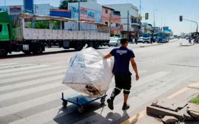 La mitad invisible del trabajo: 9 de cada 10 trabajadores de la economía popular gana menos de tres salarios mínimos