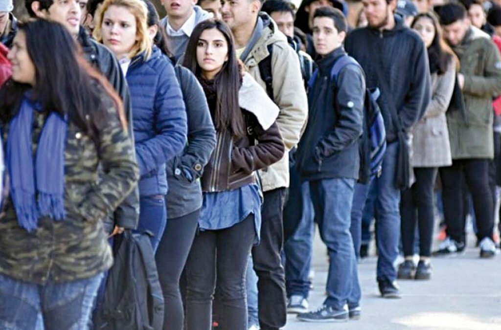 Mercado laboral en alerta: empleo en blanco acumula ocho meses de caída