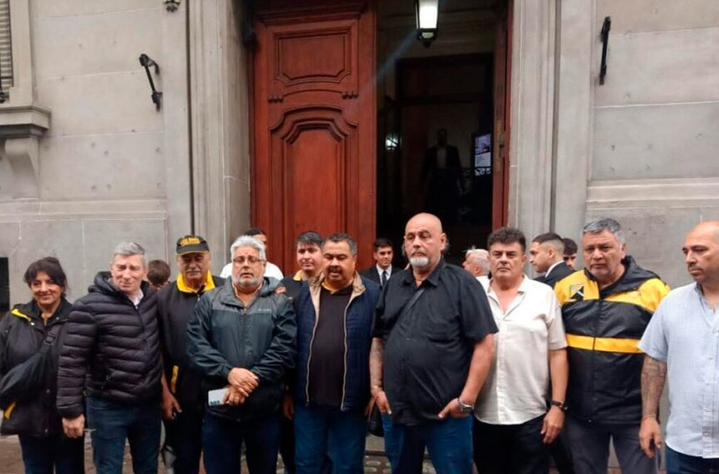 Taxistas de CABA reclaman que los dejen trabajar con Uber y Cabify
