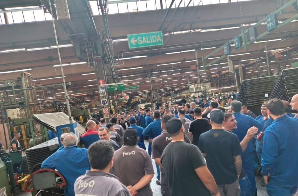 Fate suspendió a seis trabajadores en medio del conflicto salarial en el gremio del neumático que lleva casi un año