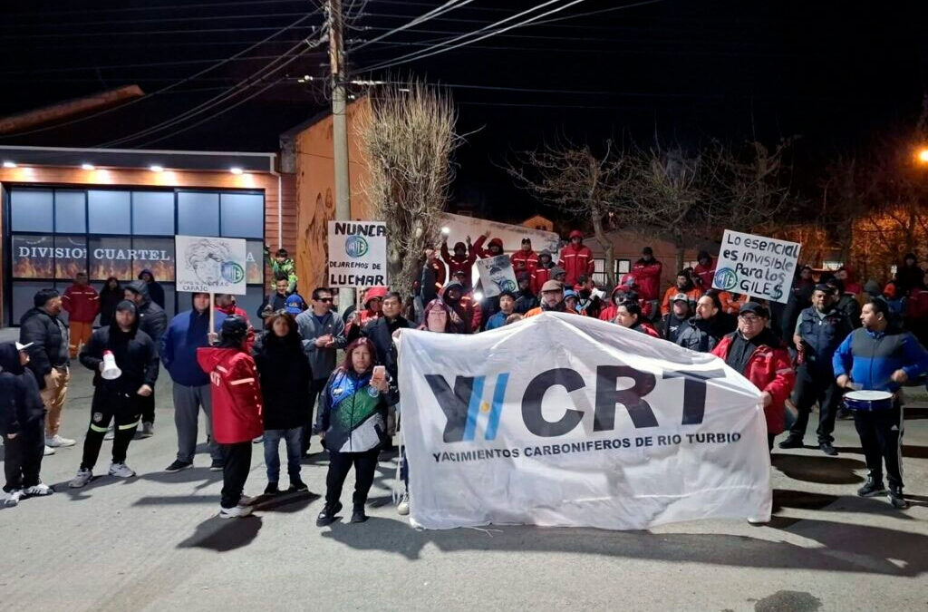 Segundo día de paro total en YCRT por despidos e incumplimientos laborales: “No va a salir ni un gramo de carbón”