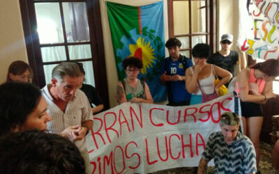 Docentes y alumnos protestan en Jefatura Distrital por cierre de cursos en la Escuela de Teatro y Conservatorio de Música