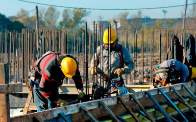 Sueldo UOCRA: cuánto cobra por hora un albañil en diciembre de 2025 con el último aumento del año