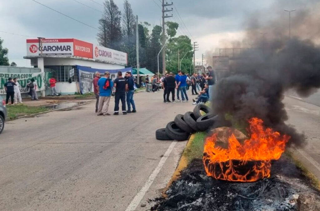 Fin de año caliente: Diciembre comenzó con despidos masivos en todo el país