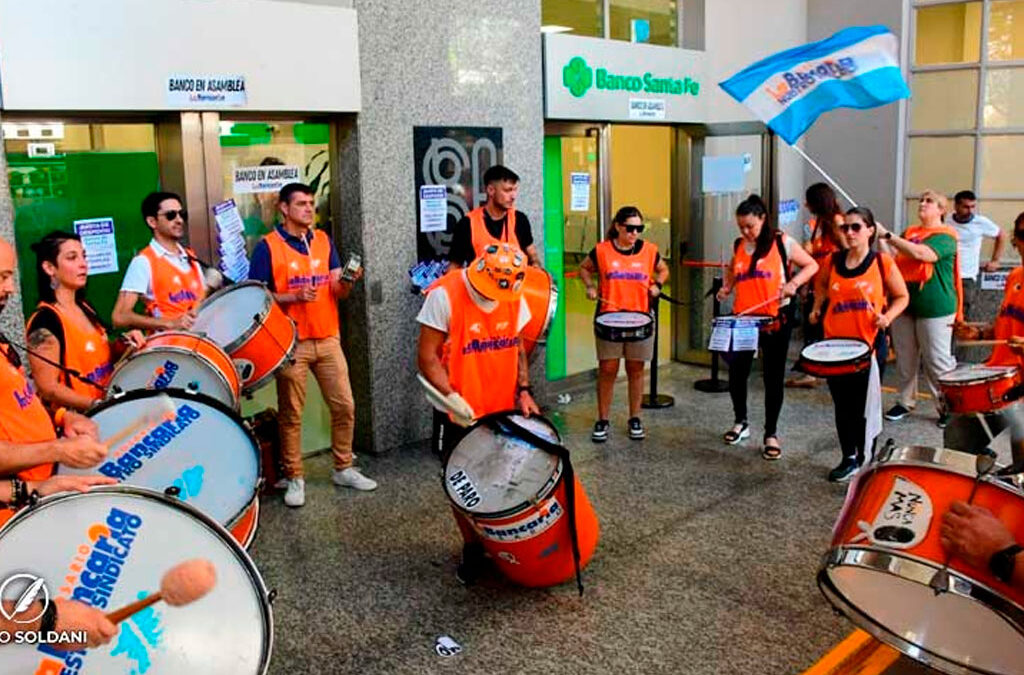 Más despidos en el Banco de Santa Fe: protesta de La Bancaria, que se declara en «alerta y movilización»