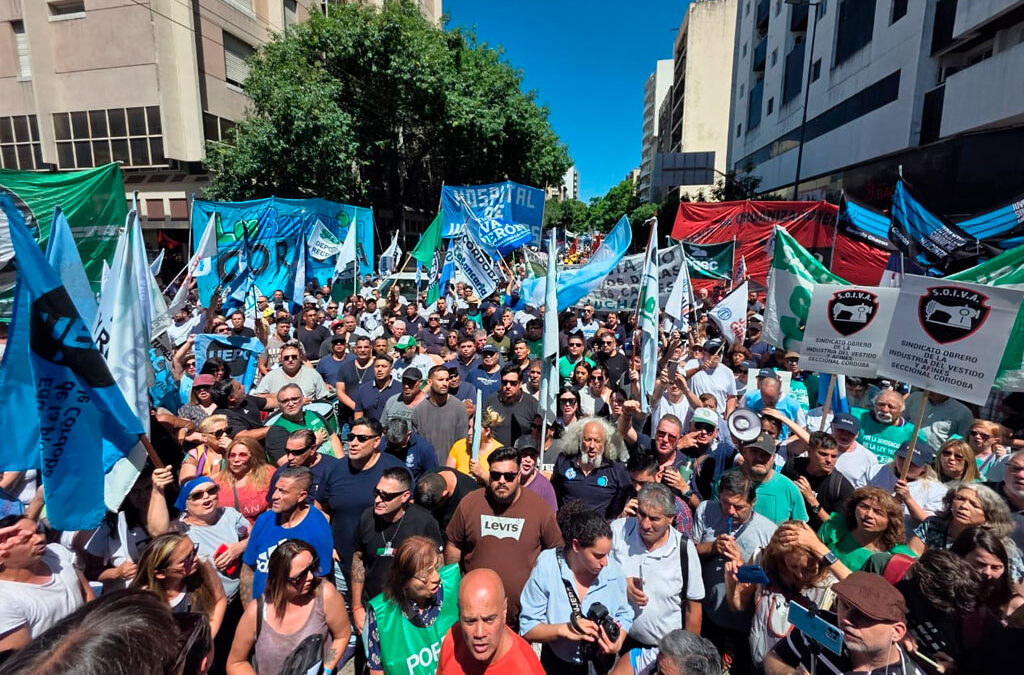 Sindicatos de Córdoba salieron a la calle a rechazar la Reforma Laboral, la destrucción de la industria y la suba de los aportes provinciales