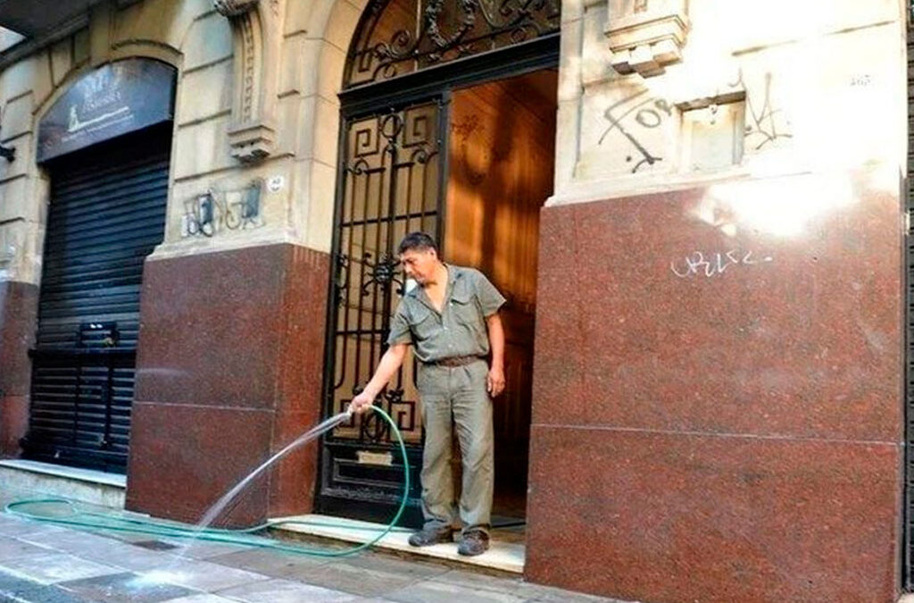 Nuevo aumento de sueldos para encargados de edificios: la escala salarial en diciembre 2025