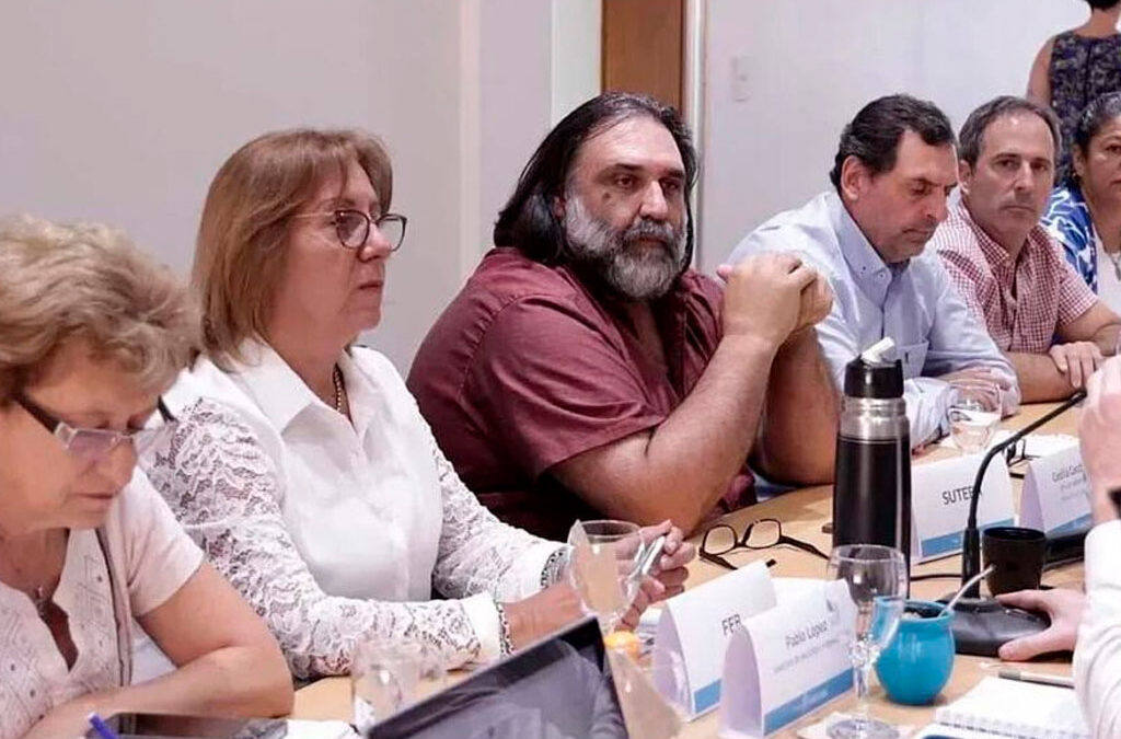 La docencia bonaerense sale a la calle contra el ajuste y la reforma laboral