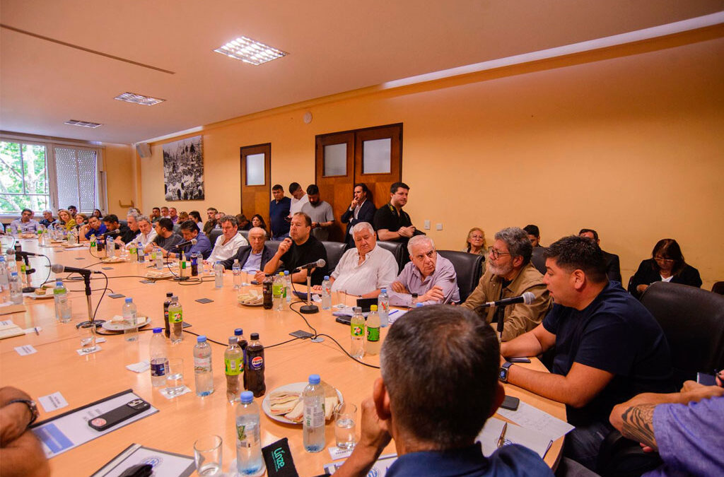 La CGT se reunió con intendentes y diputados del PJ, llamó a movilizarse contra la Reforma Laboral y remarcó el carácter federal de la protesta