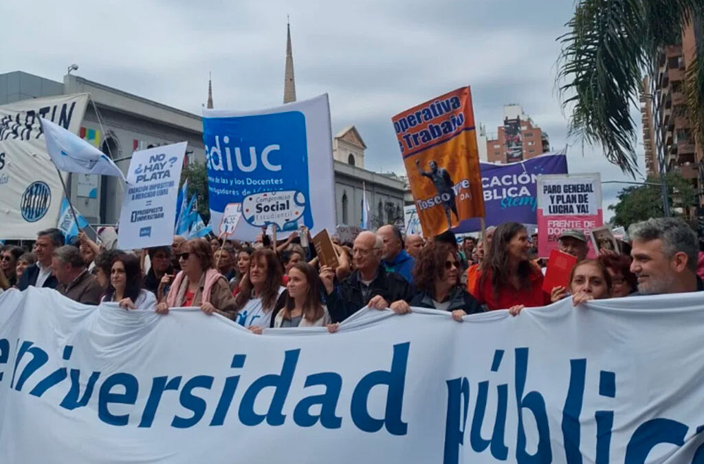 Docentes universitarios perdieron un tercio del salario desde la llegada de Javier Milei
