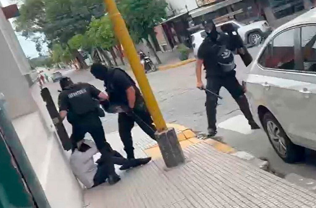 Policías de Tucumán reprimen una manifestación de bancarios y luego se sacan una sugestiva foto: Reclaman investigar el operativo