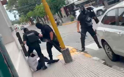 Policías de Tucumán reprimen una manifestación de bancarios y luego se sacan una sugestiva foto: Reclaman investigar el operativo