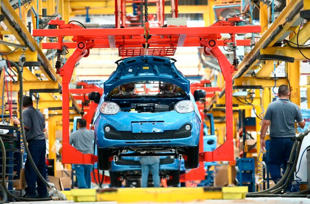 Industria automotriz en alerta: desplome del 30% en la producción y caída de las exportaciones