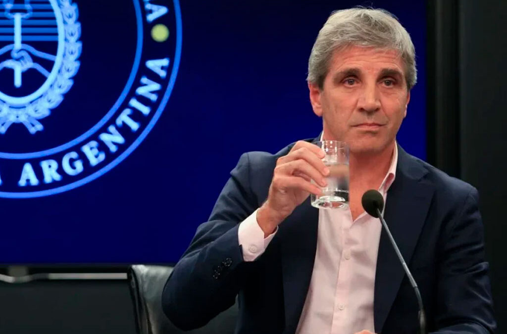 Gestión Caputo: denuncian despidos y amedrentamiento laboral en el Ministerio de Economía