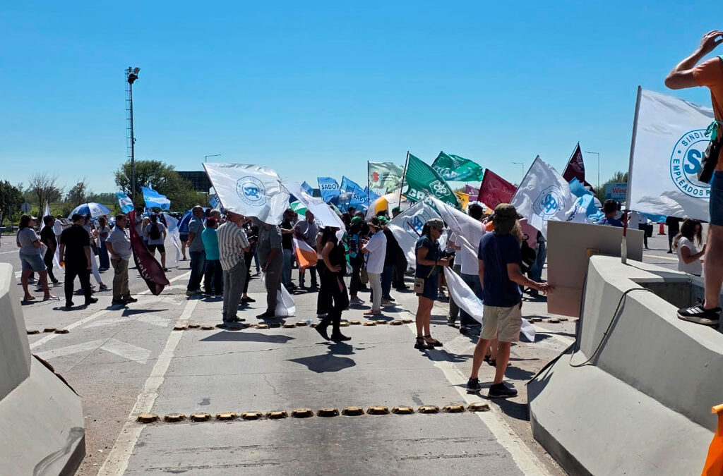 Sindicatos estatales de Córdoba realizaron una protesta en un peaje contra el ajuste previsional: «Interviene el bolsillo de los trabajadores para resolver el déficit de la Caja»