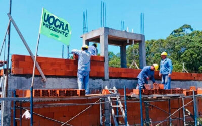 La UOCRA acordó aumentos para enero y febrero más sumas fijas mensuales de hasta $121.800