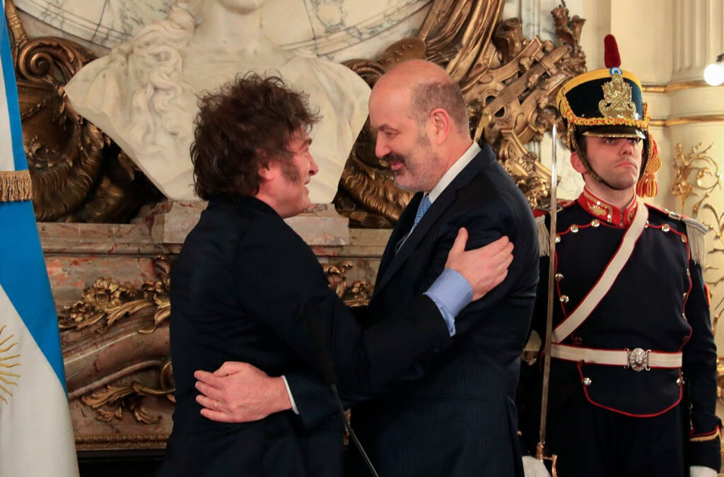 El Gobierno salió a festejar como «un ahorro» el despido de 60.500 empleados estatales y dice que «refleja su compromiso con la reducción del gasto público»