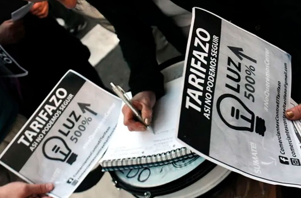 En dos años de Milei caen los salarios y las tarifas se comen el ingreso