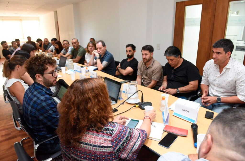 Estatales bonaerenses aceptaron la nueva oferta salarial de Kicillof y cerraron la paritaria 2025: cómo será el aumento