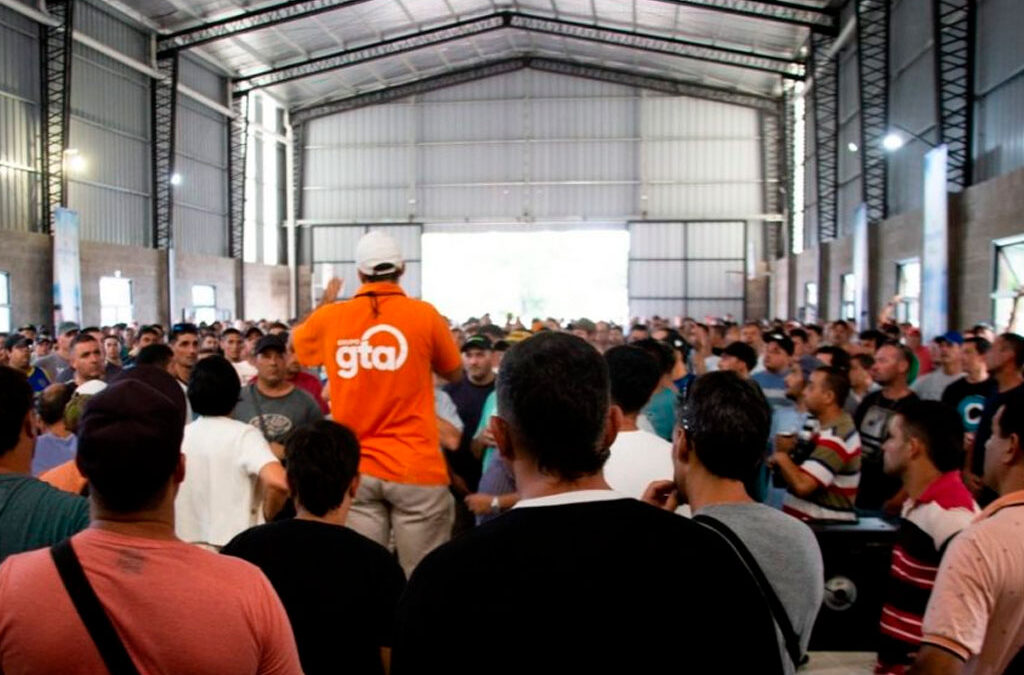 Bronca y paro en Granja Tres Arroyos por salarios adeudados, incumplimientos y ajustes empresariales
