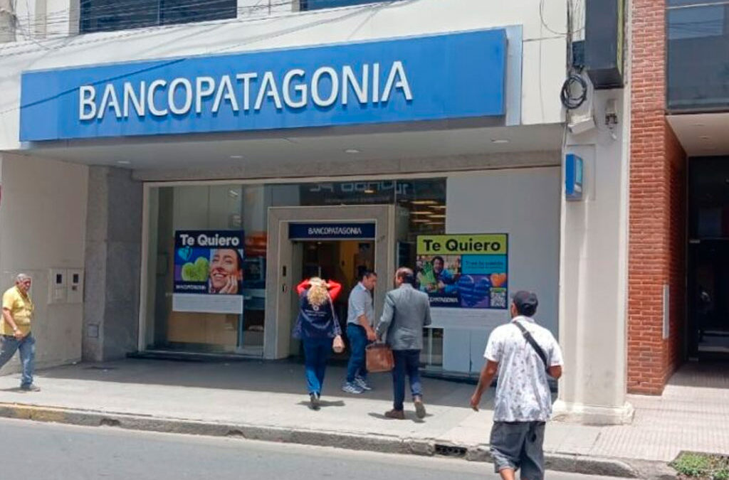 Tensión en Tucumán: trabajadores escracharon a directivos del Banco Patagonia tras la represión de diciembre