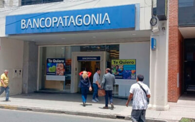 Tensión en Tucumán: trabajadores escracharon a directivos del Banco Patagonia tras la represión de diciembre
