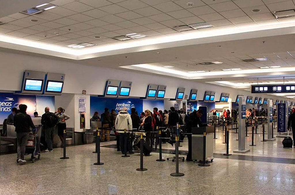 Sin acuerdo, controladores aéreos anticipan paros para el mes de febrero y los vuelos están en riesgo