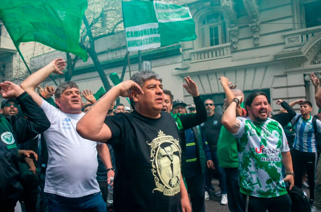 Pablo Moyano reapareció junto al delegado agredido en Urbasur, en un desafío abierto en la interna que sostiene con «Teta» Garnica y su padre