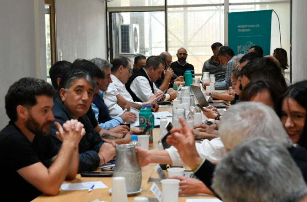 Acuerdos a la baja y bases calientes: se viene un nuevo round paritario entre los gremios y Kicillof
