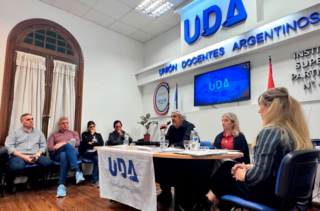 Docentes santafesinos presionan al Gobierno y exigen aumento salarial del 25%
