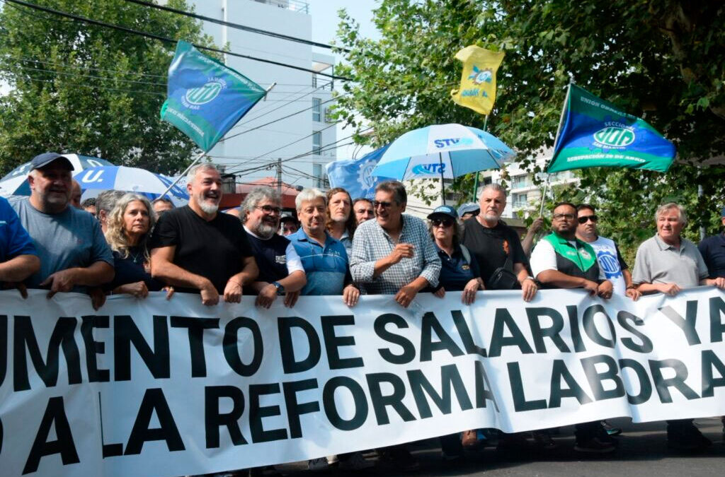 El frente anti reforma laboral debutó con una movilización en Córdoba y un mensaje a los gobernadores: «No sean cagones»
