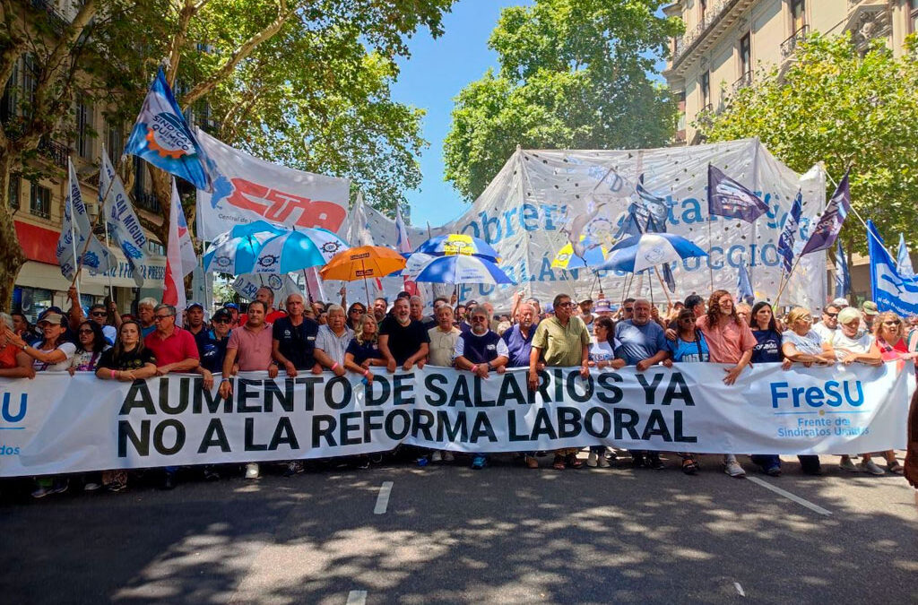 «En pie de guerra»: el Frente de Sindicatos Unidos marchó al Congreso contra la reforma laboral