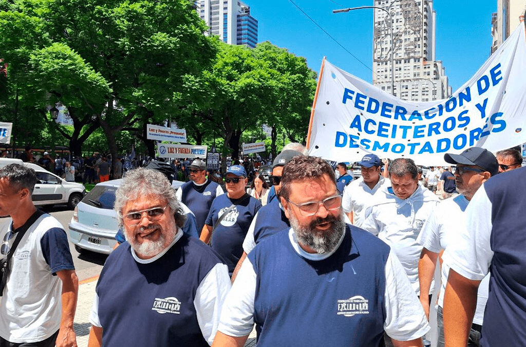“Paro político”: en medio de un aluvión de camiones, el gremio aceitero paraliza los puertos