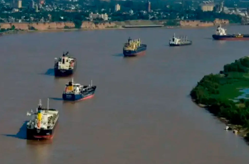 Licitaron la hidrovía: alertan sobre el “desastre ambiental” de dragar el río para el ingreso de buques de ultramar