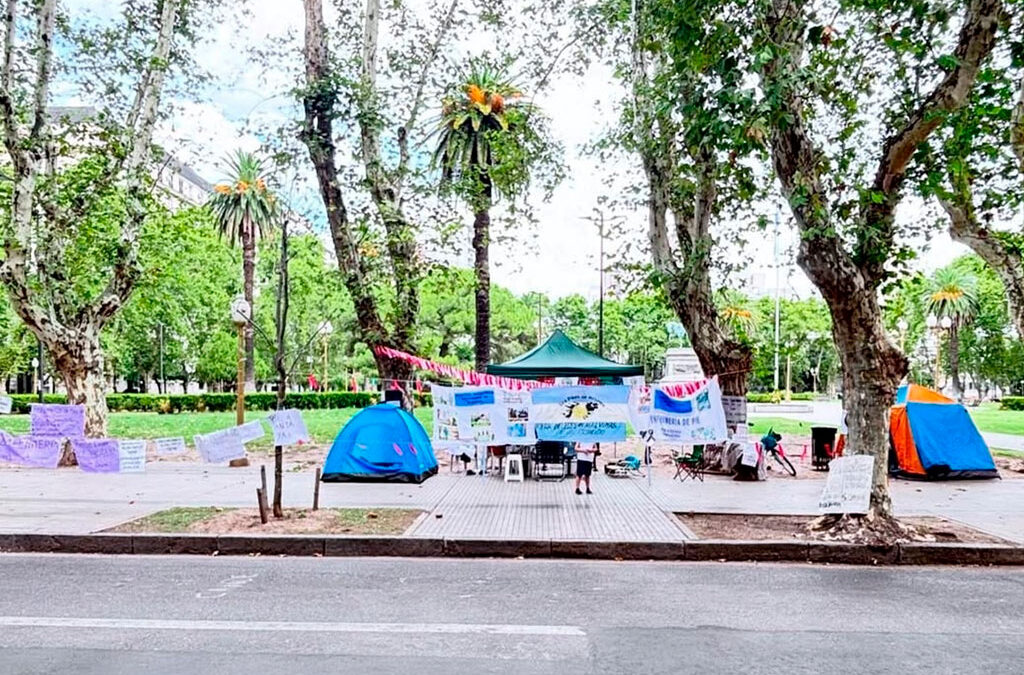 Enfermeros autoconvocados marchan en Santa Fe por un salario básico de $2 millones y reconocimiento profesional