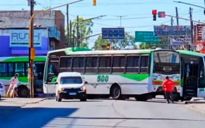 Conflicto por el transporte en Florencio Varela: protestas, allanamientos, denuncia a delegados y cruce con el municipio por el traspaso de 345 choferes