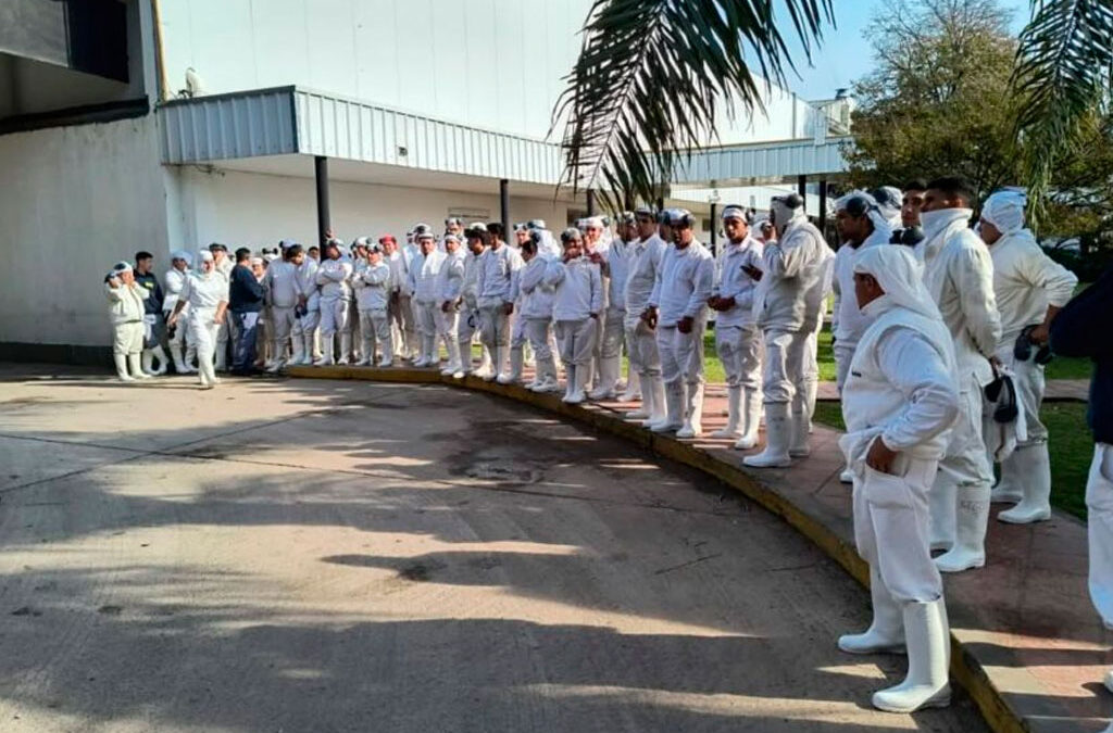 Duro golpe al sindicalismo: La reforma laboral impone restricciones a la actividad gremial y la negociación colectiva