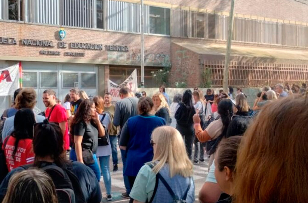 Abrazo a la Técnica N°2: SUTEBA rechaza el cierre de cursos