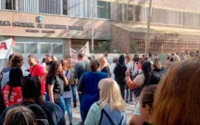 Abrazo a la Técnica N°2: SUTEBA rechaza el cierre de cursos