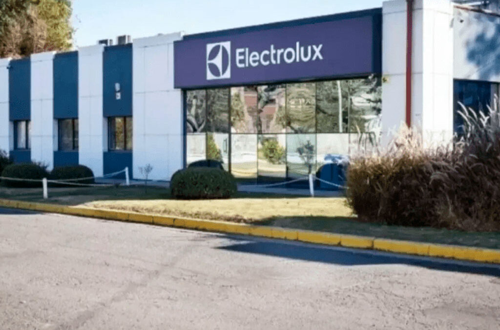 Más solicitudes que cupos: retiros voluntarios de Electrolux reflejan la crisis industrial