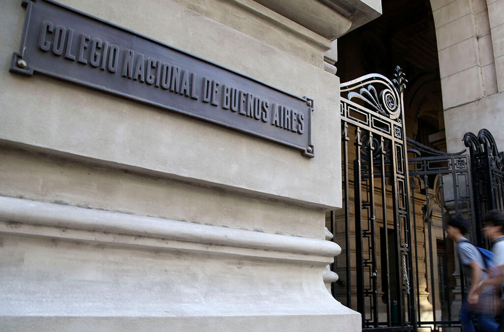Advierten que peligra el inicio de clases en el Colegio Nacional Buenos Aires de la UBA por el «abandono» del Gobierno y el derrumbe salarial docente