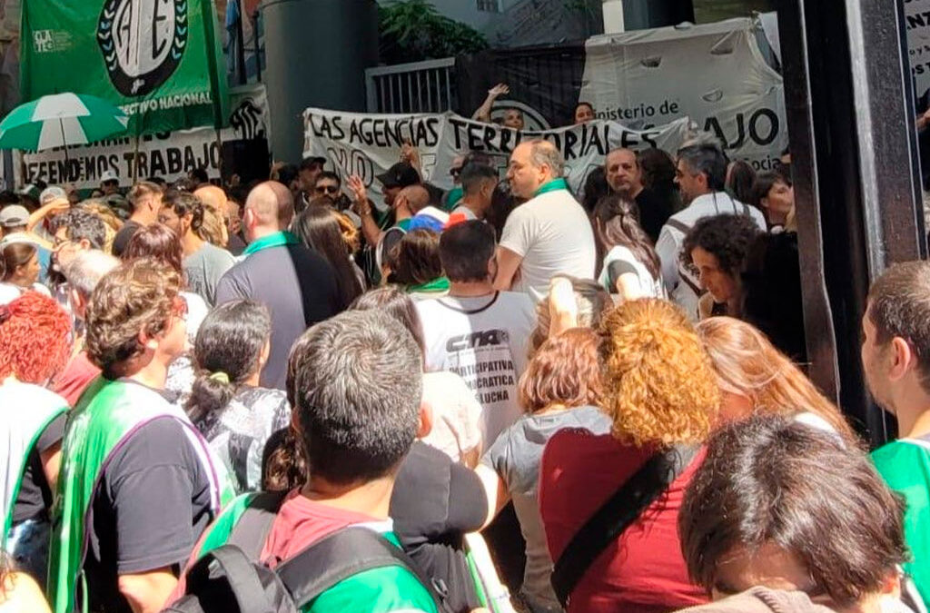 Aumenta la tensión por despidos masivos en Trabajo: «Ausencia estatal en áreas clave»