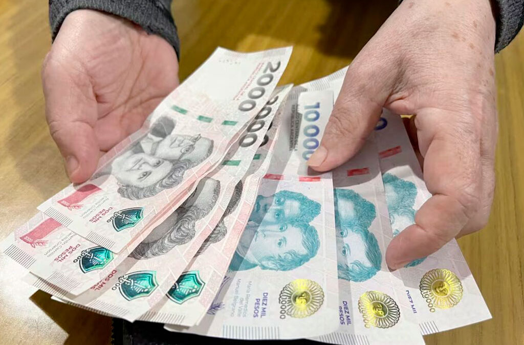 Los salarios registrados volvieron a perder contra la inflación en enero y acumulan seis meses de caída real