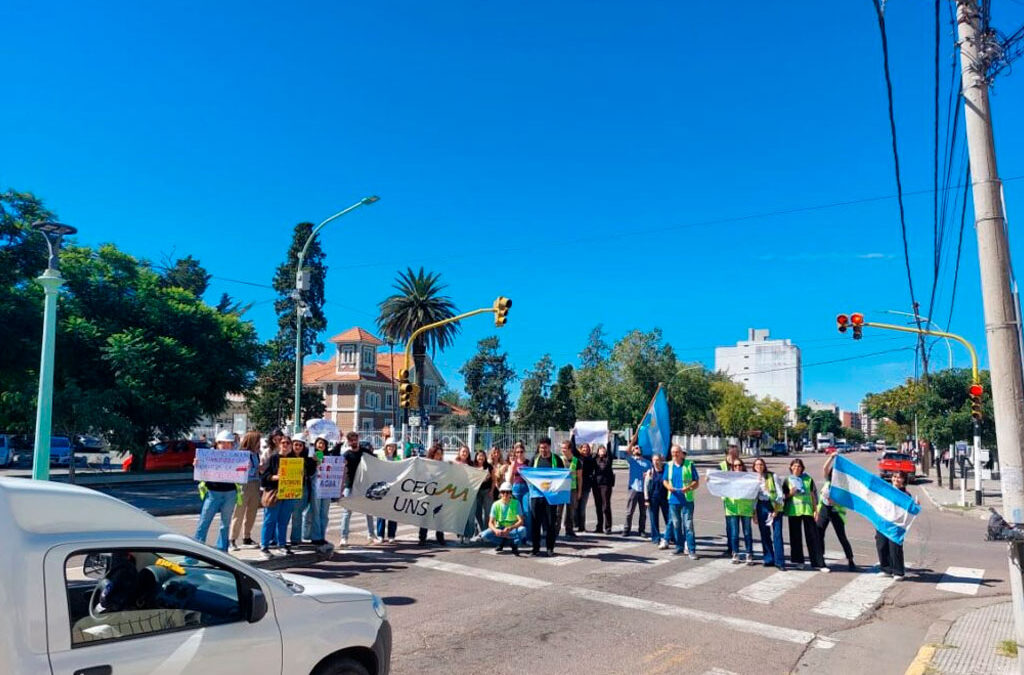 ADUNS realiza un semaforazo y clases públicas en la Universidad Nacional del Sur