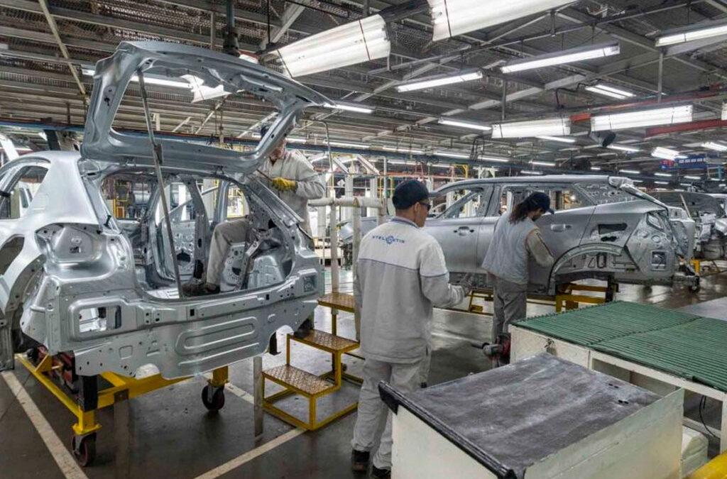 Peugeot y Toyota recortan: alerta por despidos en la industria