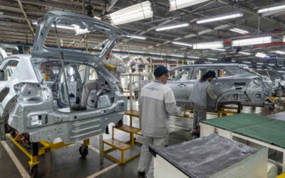 Peugeot y Toyota recortan: alerta por despidos en la industria