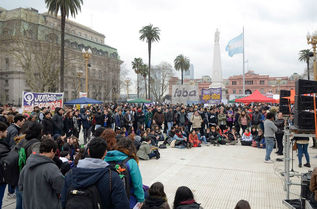 Sin paro, docentes universitarios dan clases públicas frente a la Casa Rosada