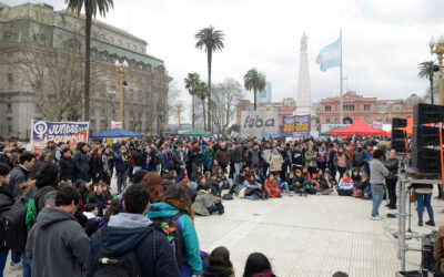 Sin paro, docentes universitarios dan clases públicas frente a la Casa Rosada
