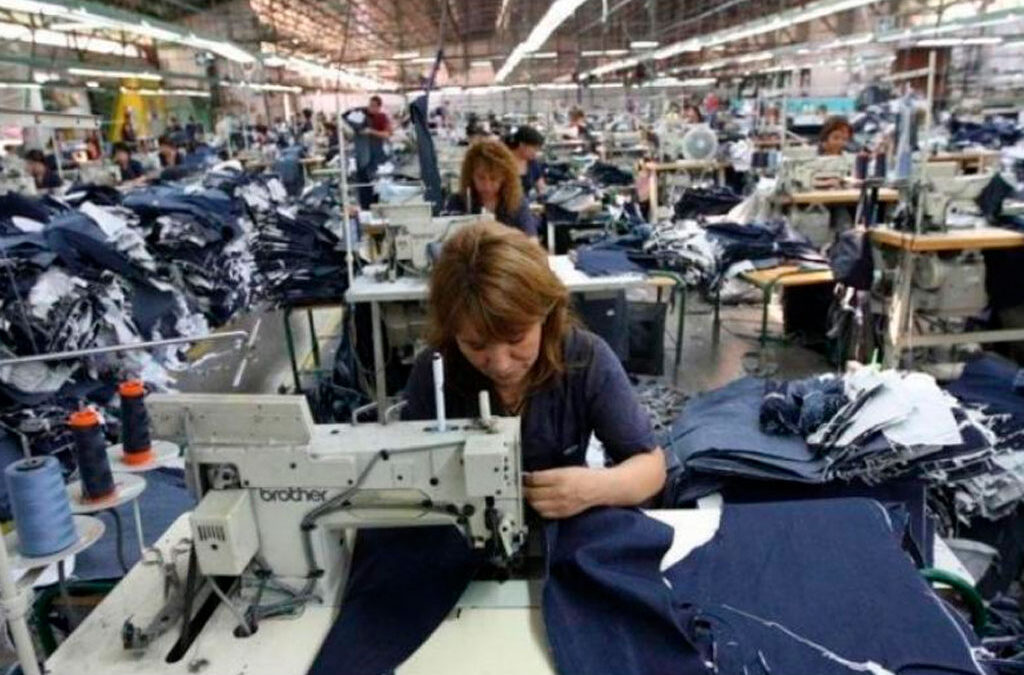 Industria textil en crisis: una empresa que producía para grandes marcas cayó en concurso y redujo su planta en más de 80%