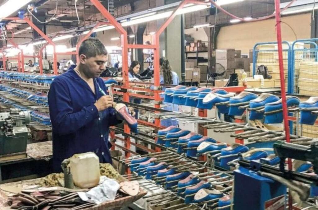 La falta de demanda interna enfría la industria y pone en alerta al empleo